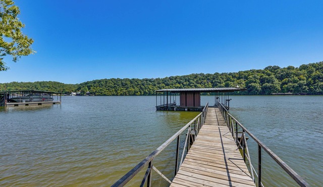 Steps to Water: Lake of the Ozarks Getaway