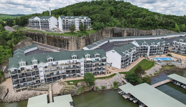 Steps to Water, Serene View, Updated Condo Family Fun w/3 Pools in Camdenton