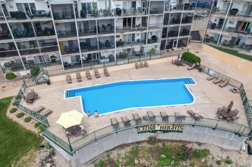 Steps to Water, Serene View, Updated Condo Family Fun w/3 Pools in Camdenton