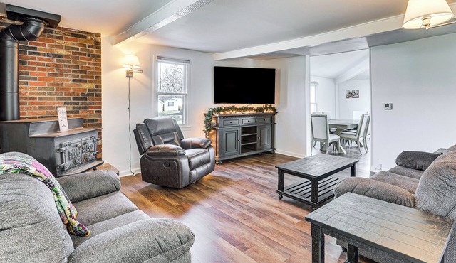 Steps to Winery! Updated Farmhouse in Holt