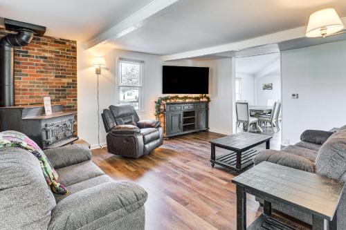 Steps to Winery! Updated Farmhouse in Holt