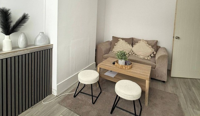 Sterling House - by EazyStays