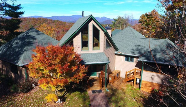 Sterling Lodge - Luxury Mountain View Cabin w/Game Room, Hot Tub, and More