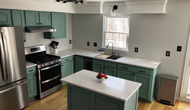 Sterling Magnolia Townhome. Fully Furnished 3BR Near IAD.