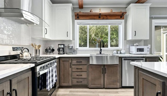 `Sterling Serenity` Pet Friendly! FirePit! Lake Austin Access!