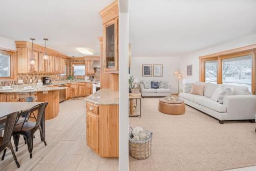 Stevens Point Getaway - HUGE 5 bedroom Home 3 Full Bath