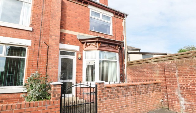 STEVENSON'S PLACE, pet friendly, with a garden in Whitwell