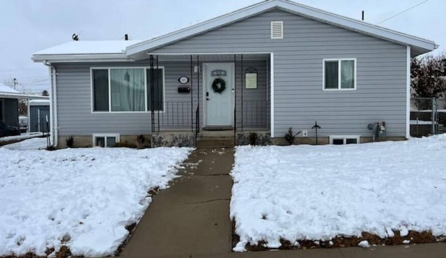 Stevie's Place - Big Home w/King Beds + Fast Wi-Fi