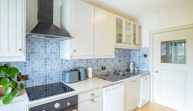 Stewart Apartment - an apartment that sleeps 12 guests in 5 bedrooms