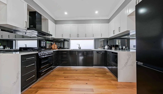 Stewart Retreat - Central, Contemporary Heritage Fusion