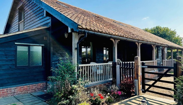 Stiffkey, hot tub/spa safe garden dog friendly, parking, next to marsh local pub