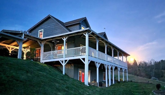 Still Waters - Riverfront, Foosball, Firepit, Fireplace, Covered Deck, River Tubes, Gas Grill, WIFI