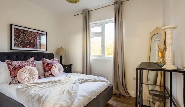 STILLNESS - SLEEPS 2 | HOT TUB | BBQ | PETS ALLOWED | WI-FI | SECLUDED PATIO