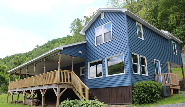 Stillwater on the New- Riverfront, New River Gorge - 5BR/2BA, Wi-Fi, Huge Porch