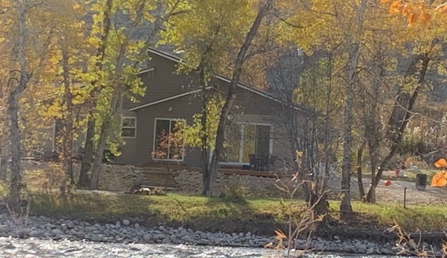 Stillwater Riverfront Home, Close to the Beartooths, Fish from your door - Peace