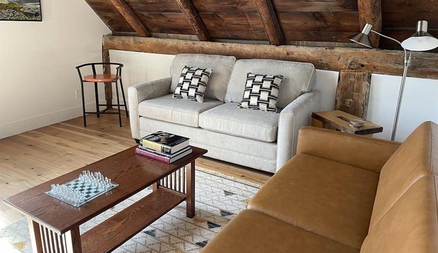 Stillwood Loft: rustic/modern barn apartment