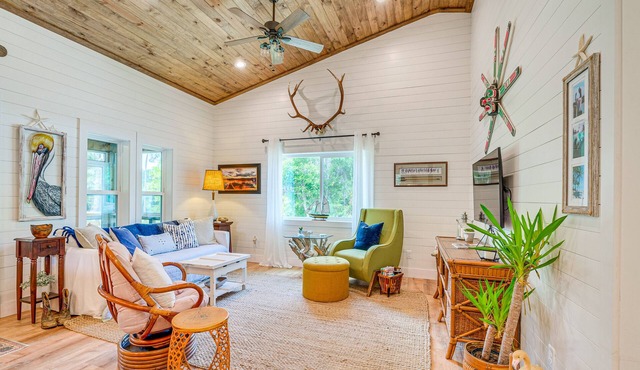 Stilt-Style Cottage < 1 Mi to Downtown Yankeetown!