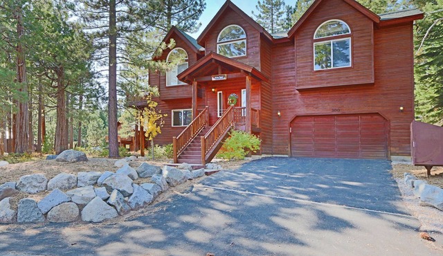 Stine Haus - 3 Bedroom, 2.5 Bath - HOT TUB & Beach Access!