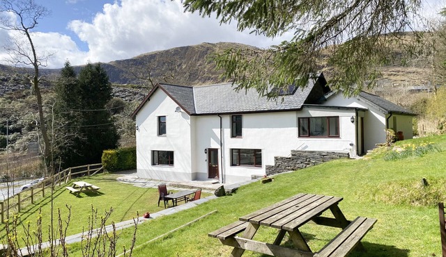 STINIOG LODGE, pet friendly, with open fire in Blaenau Ffestiniog