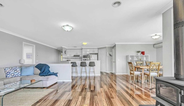 Stinson House - 9 Mins to Racetrack, Serene Escape