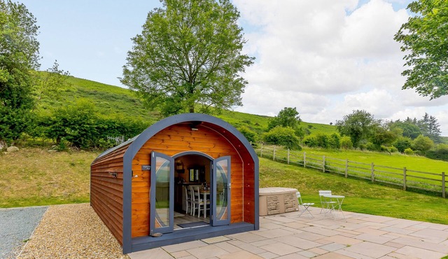 STIPERSTONES POD, pet friendly, character holiday cottage in Chirbury