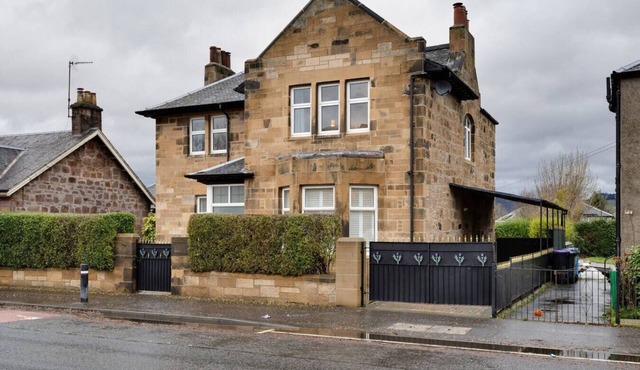 Stirling Edwardian House: Fireplace/Garden/Parking