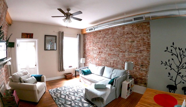 StL's ‘The Hill' NBHD. Famous for all things Italian. Cozy & clean 2nd fl apt.