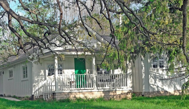 Stobbs Cottage - Extraordinary Rural Granville Cottage with generous amenities.