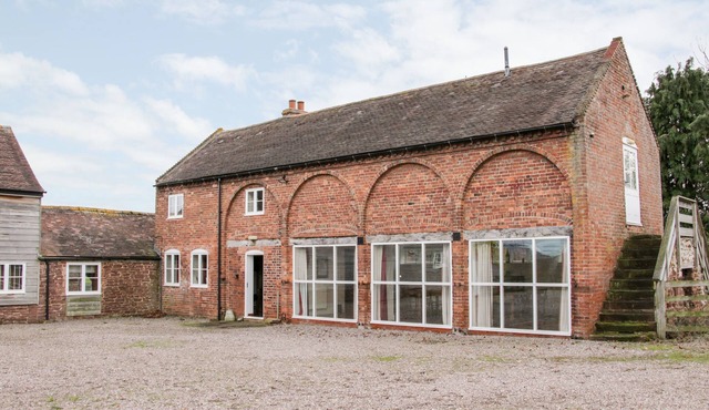 STOCKBATCH GRANARY AT PITCHFORD ESTATE, pet friendly in Shrewsbury