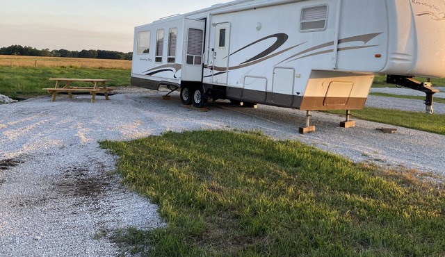 Stocked 4 seasons 5th wheel near Truman Lake in beautiful new campground