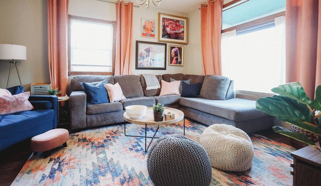 Stocked kitchen | Great for groups | 6 min Uber to Xcel Center and DT St Paul