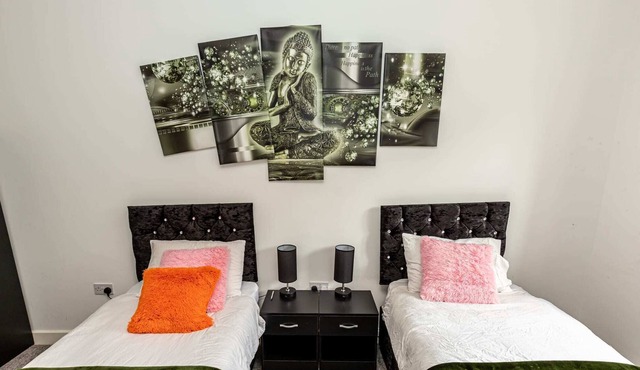 Stockton Heights - 2 Bedroom, Top Floor Apartment. Centrally located in Warringt