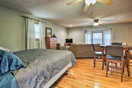 Stockton Lake Escape w/Kitchen, Half Mile to Lake