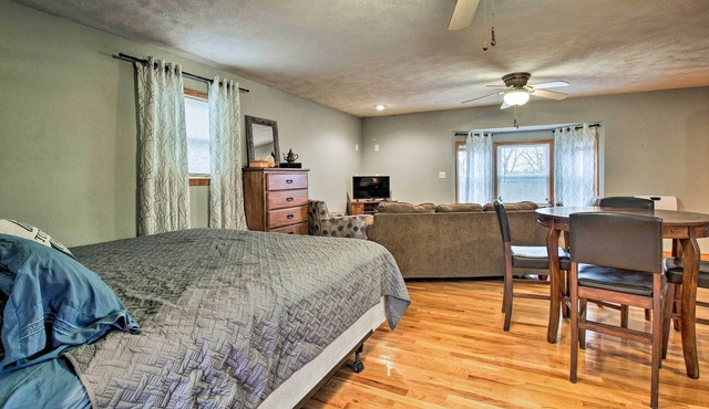 Stockton Lake Escape w/Kitchen, Half Mile to Lake