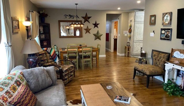StockYards!-1.5 blk away ! Cowboy Cottage sleeps 9, TCU close by