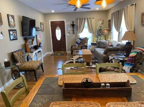 StockYards!-1 block away ! Cowboy Cottage sleeps 9