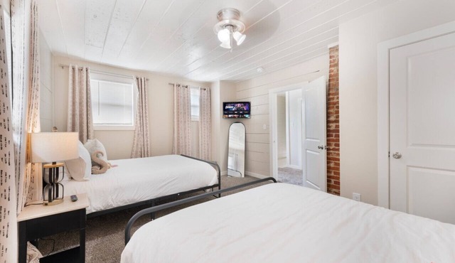 Stockyards- 4min Pet Friendly 3BR Luxe Gem