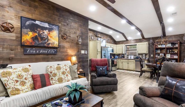 Stockyards 5 mins!-New!-Sleeps 8. Cowboy Bungalow, TCU close by