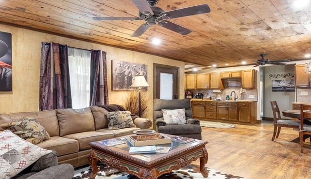 Stockyards Cowboy Lodge - 1/8 mi to Stockyards-Sleeps up to10-add 11 next door!