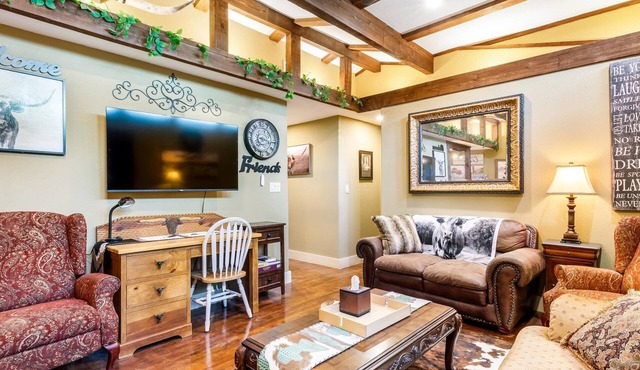 Stockyards Longhorn House, 1/8 mi to Stockyards-Sleeps up to 11-add 10 next door