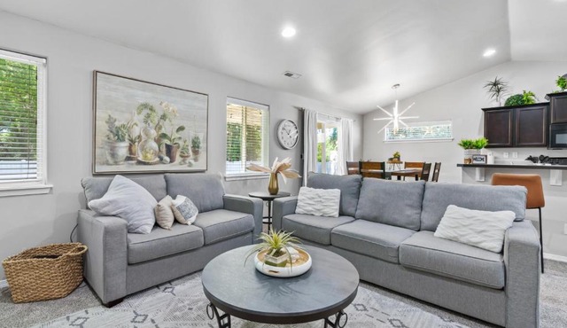 Stoddard Trailhead Central Nampa Home - Sleeps 10