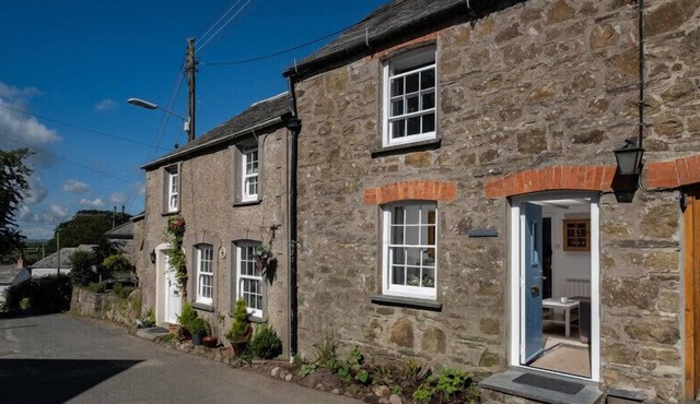 STOKES COTTAGE, family friendly, with open fire in St Minver