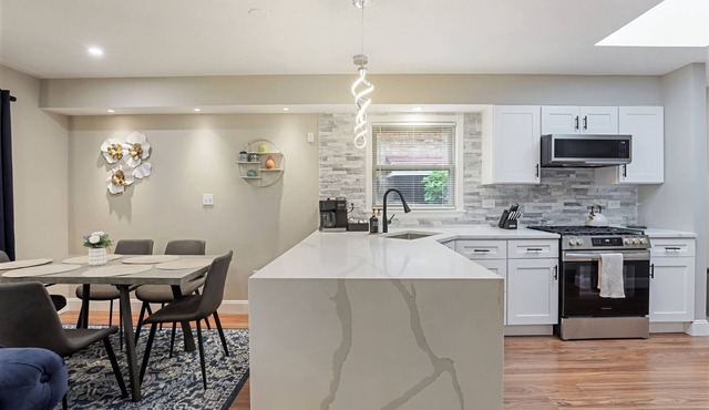 Stokes Stay: 4 BR-2.5BA Modern house in wonderful Skokie!