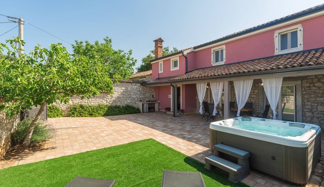 Ston house with whirlpool, garden, table tennis, quiet location