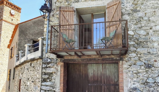 Stone barn in Catalan village with river. Mountains & beaches. 3 Star rating