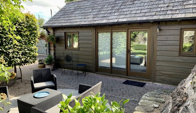 Stone-built, modernised, well-equipped courtyard studio in village location