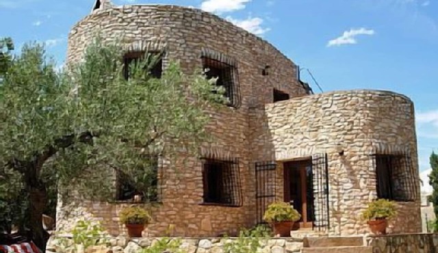 stone built villa 150m from the beach, in the green, far away from mass tourism: