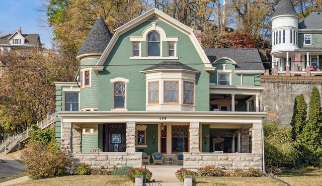 Stone Cliff Manor- historic home with unique history. Perfect for large groups