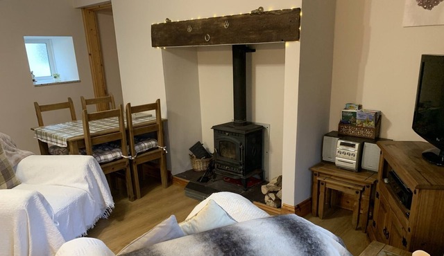 Stone cosy welsh cottage close to the sea