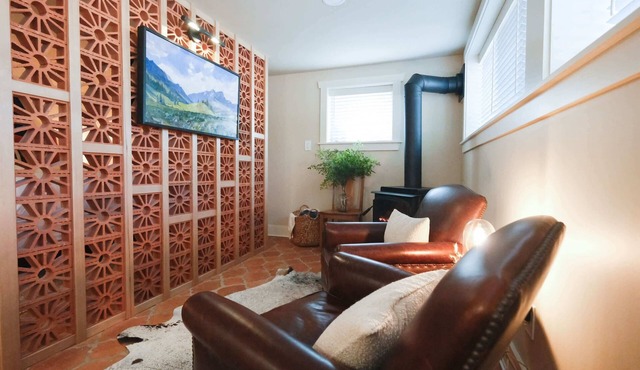 Stone Cottage w/Artisan Design in Cascade